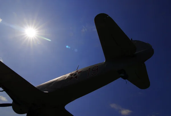 Vliegtuig silhouet van onderen — Stockfoto