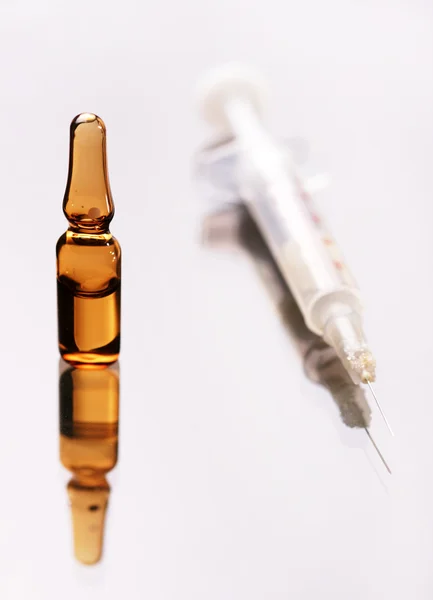医疗药瓶和皮下注射器 — 图库照片