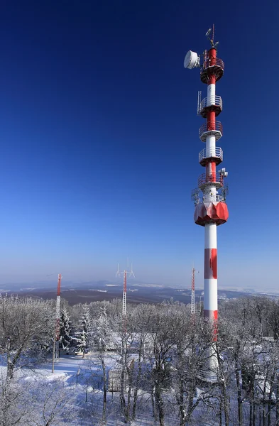Коммуникационная антенна башни — стоковое фото