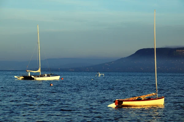 Yelkenli teknelerde balaton Gölü üzerinde — Stok fotoğraf