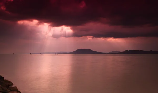 Cielo dramático sobre el lago Balaton — Foto de Stock