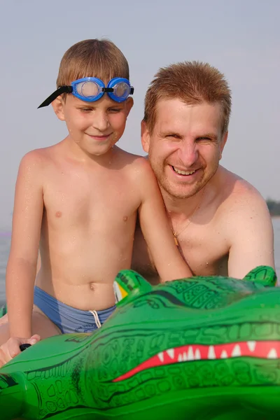 Ojca i jego syna z zielony Krokodyl z tworzyw sztucznych — Zdjęcie stockowe