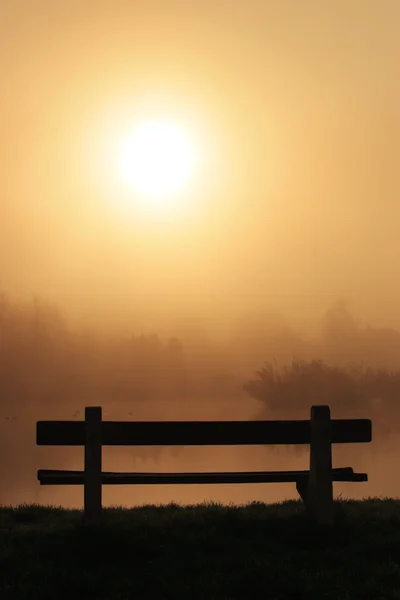 Panchina su una mattina nebbiosa — Foto Stock