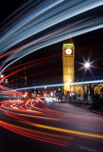 Stor trafik på big ben i london — Stockfoto
