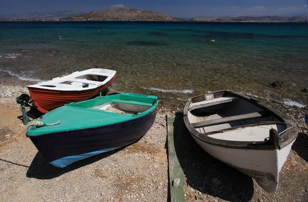 Три лодки на берегу моря в Греции — стоковое фото