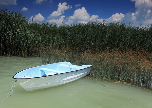 Лодка, плавающая на озере Балатон — стоковое фото