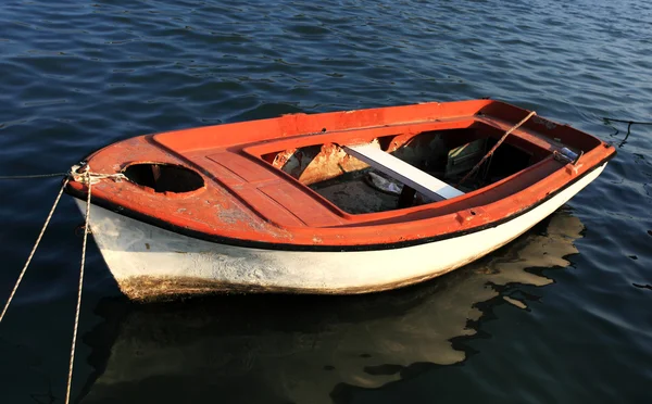 Červené veslovací člun na vodu — Stock fotografie