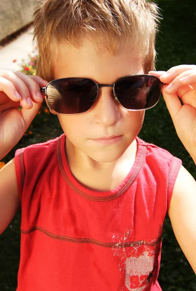 Jong kind zonnebril — Stockfoto