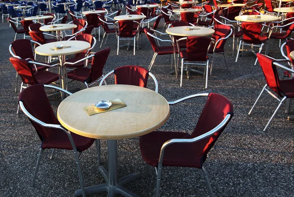 Stühle und Tische — Stockfoto