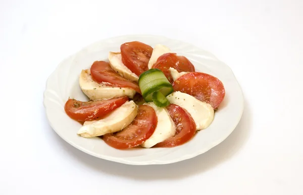 Käse, Tomaten und Gurken auf weißem Teller — Stockfoto