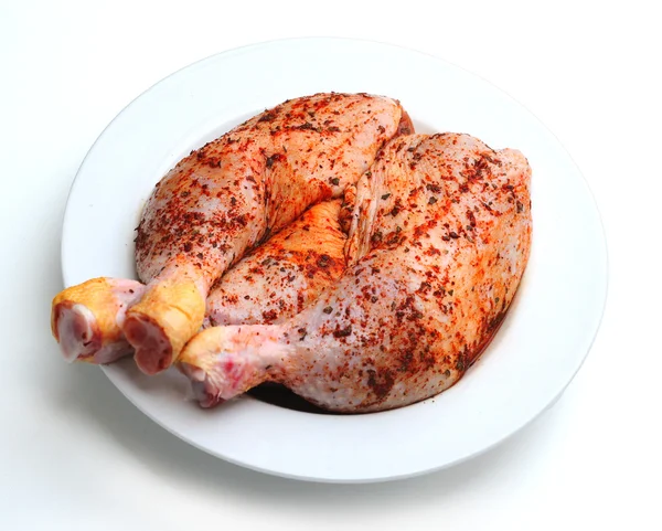 Baharatlı pişmemiş tavuk budu — Stok fotoğraf