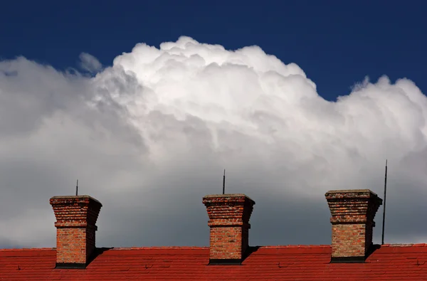 Chaminé de tijolo com céu nublado agradável — Fotografia de Stock