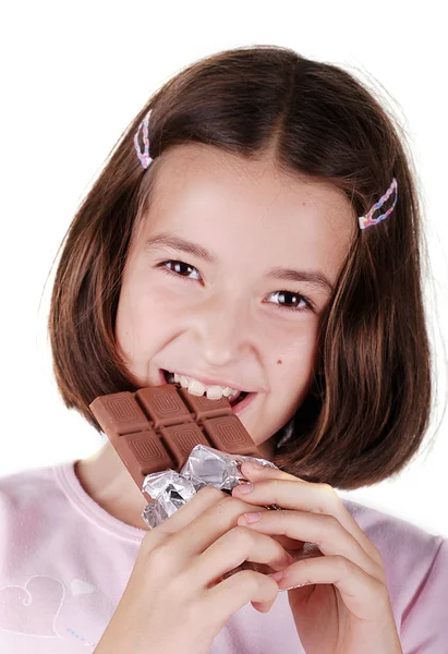 Jovem come barra de chocolate — Fotografia de Stock