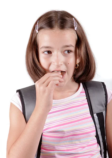 年轻的女孩吃巧克力 — 图库照片