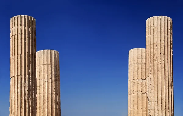Antiguas columnas con cielo azul en Grecia — Foto de Stock