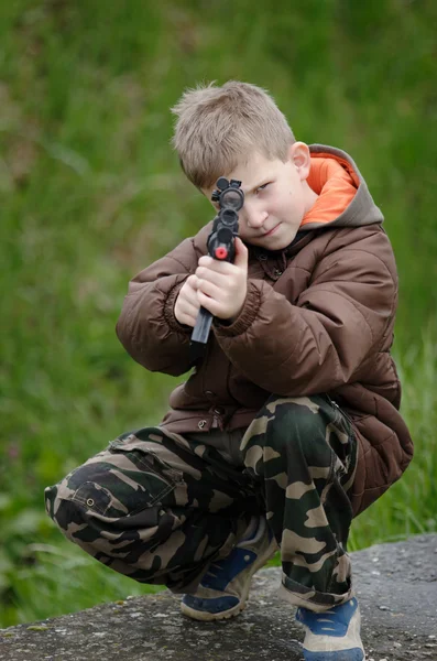 Kind met pistool — Stockfoto