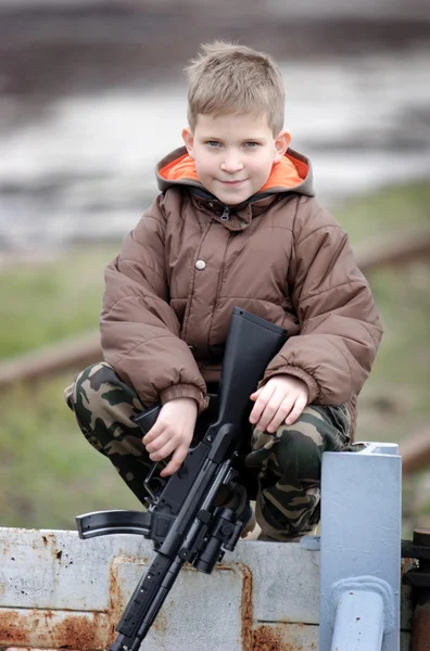 銃を持つ子供 — ストック写真