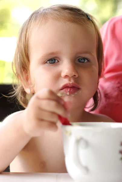 Criança comendo com colher — Fotografia de Stock