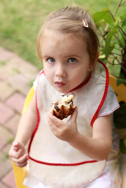 Comer pastelaria — Fotografia de Stock