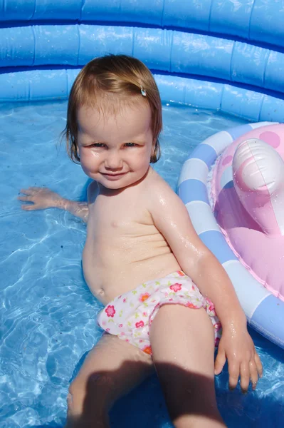 Aranyos gyerek kék medence — Stock Fotó
