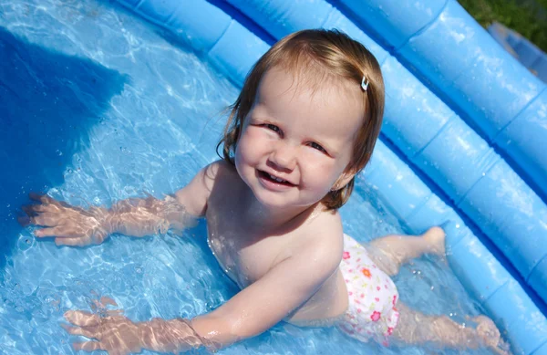 Симпатичный ребенок в голубом бассейне — стоковое фото