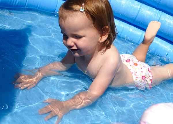 Lindo niño en la piscina azul — Foto de Stock