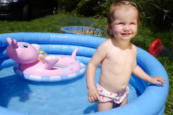 Schattig kind in blauwe zwembad — Stockfoto