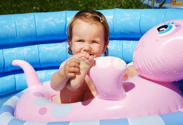 Enfant mignon dans la piscine bleue — Photo