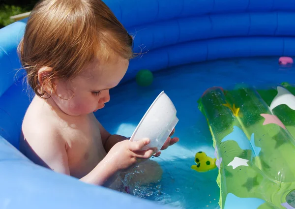 Schattig kind in blauwe zwembad — Stockfoto