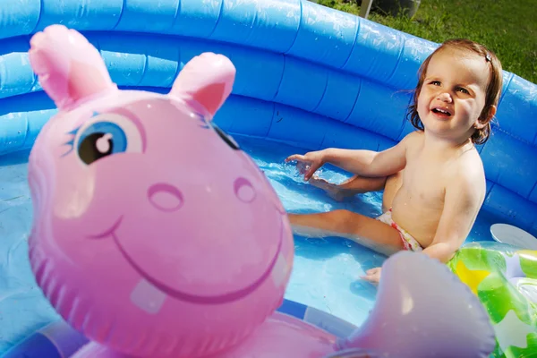 Söta barn i blå poolen — Stockfoto