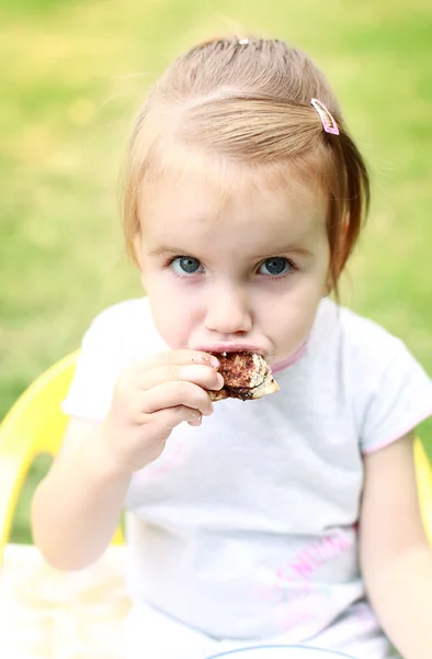 Comer pastelaria — Fotografia de Stock