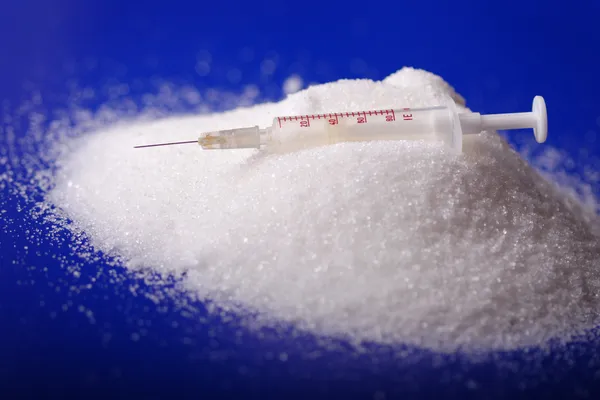 Инъекция инсулина белая куча сахара — стоковое фото
