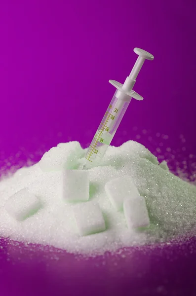 İnsülin enjeksiyonu beyaz şeker yığını — Stok fotoğraf