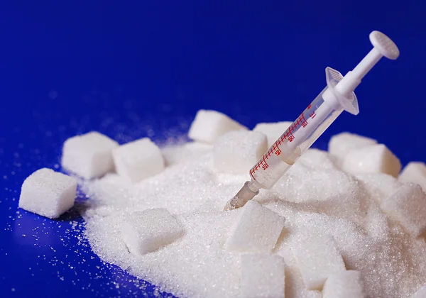 Insulin injection white a pile of sugar — Stock Photo, Image