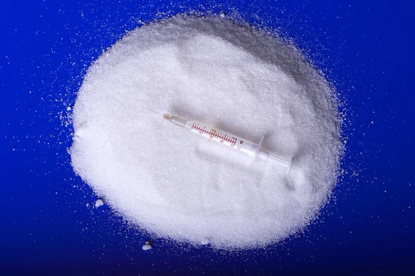 Ένεση ινσουλίνης λευκή ένας σωρός από ζάχαρη — Φωτογραφία Αρχείου