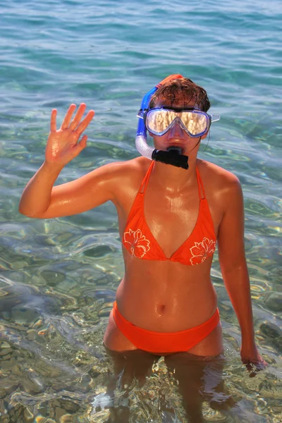 Mladá žena nosí potápěčské brýle — Stock fotografie