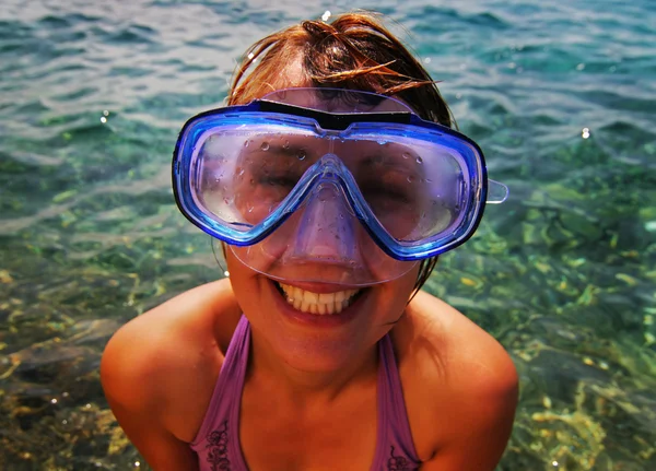 ダイビングのゴーグルを着た若い女性 — ストック写真
