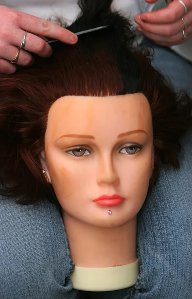 Głowa lalki jest czesanie salon fryzjerski — Zdjęcie stockowe