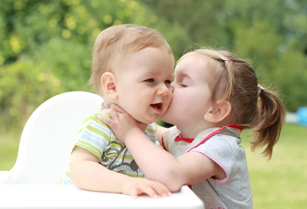Дети целуются — стоковое фото