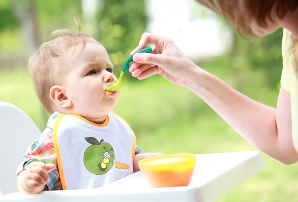 Alimentação bebê — Fotografia de Stock