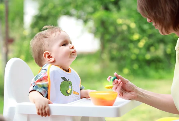 Alimentación bebé — Foto de Stock