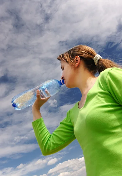 Fles mineraal water drinken — Stockfoto