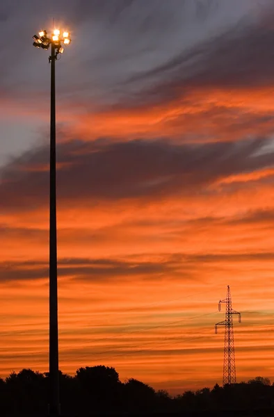Symbool van elektriciteit in de zonsondergang — Stockfoto