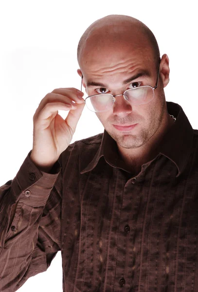Skallig man i brun skjorta med glasögon — Stockfoto