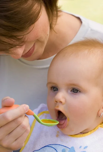 Nutrire il bambino — Foto Stock