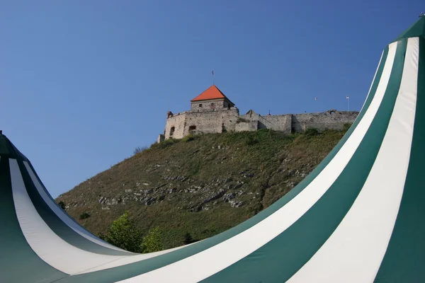 Historiska fästningen med randig tält — Stockfoto