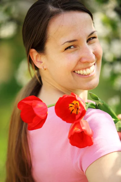 Mulheres bonitas com tulipas — Fotografia de Stock
