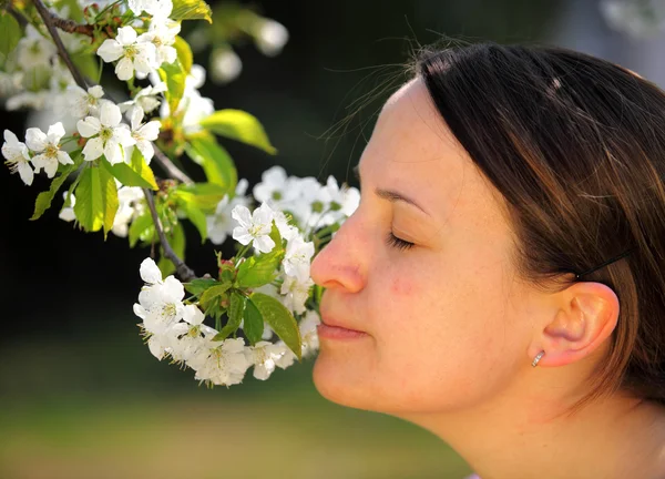 Smelling flower — Stock Photo, Image