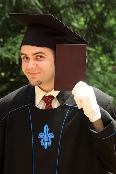 Mężczyzna absolwent — Zdjęcie stockowe