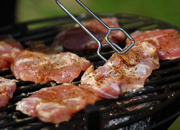 Grilling spiced pork — Stock Photo, Image